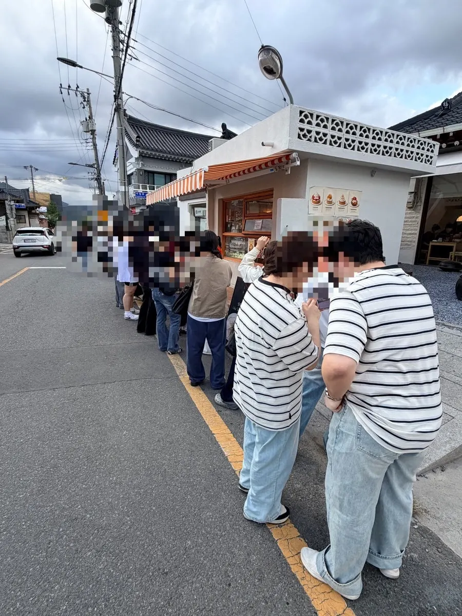 Waiting outside Tareudang for the 4:30pm second sales round