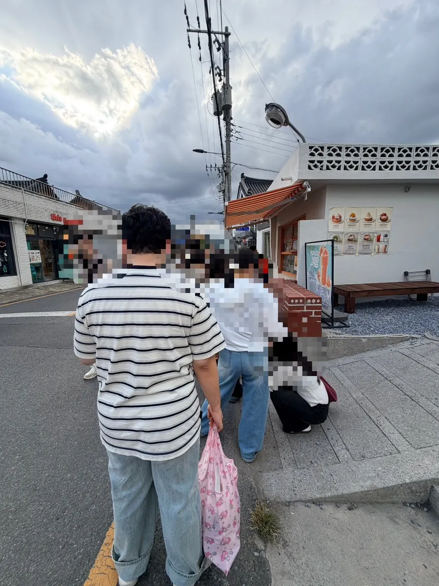 Line forming in front of Tareudang