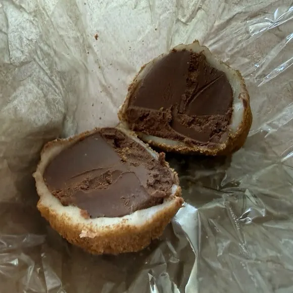 Close-up of the whole kiwi inside the kiwi mochi