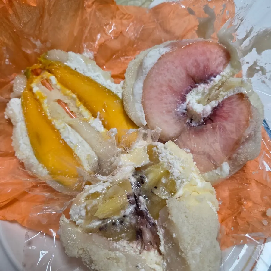 Fruit mochi packaged with rubber bands and plastic