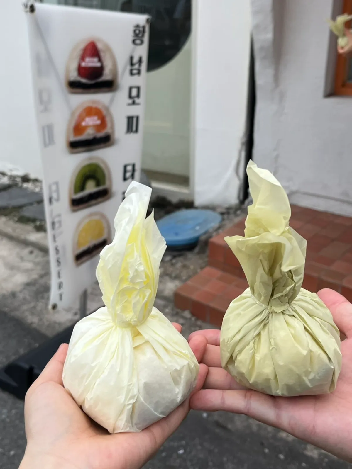 동그랗게 포장된 타르당 과일모찌 두 개