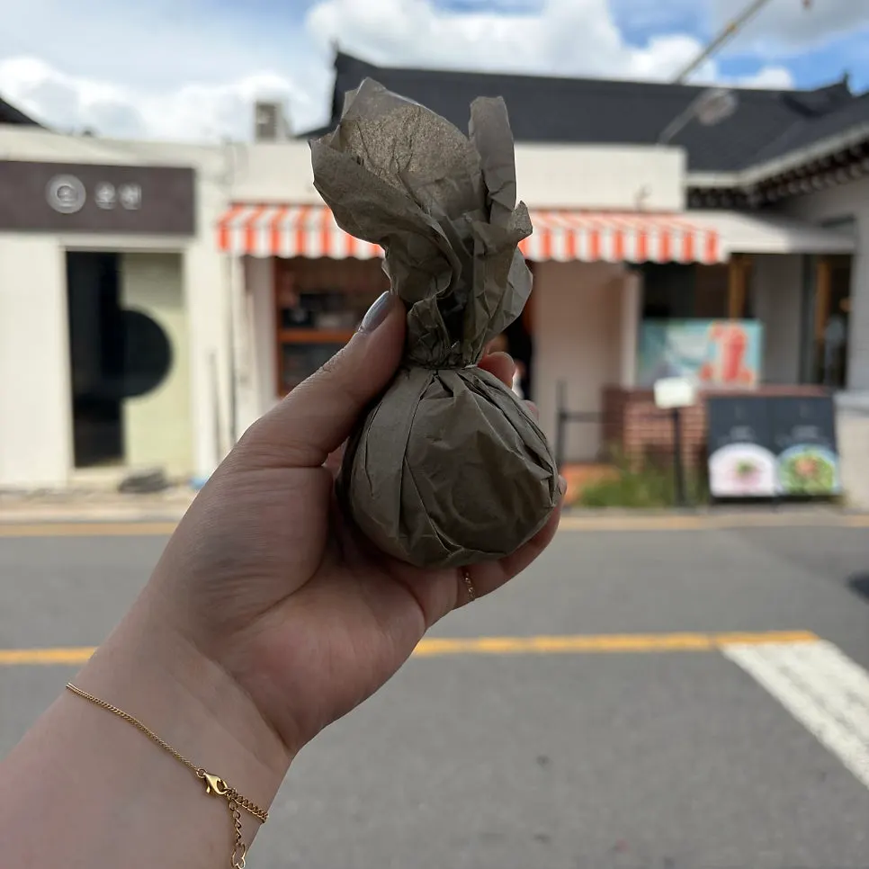 타르당 진열대에 놓인 디저트