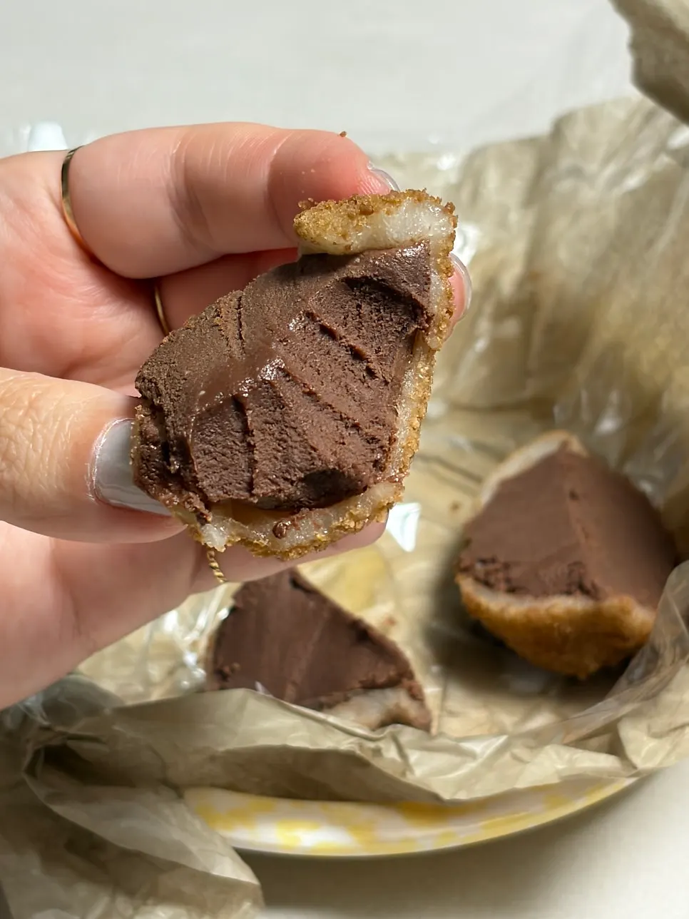 반으로 가른 생초코 찹쌀떡 단면