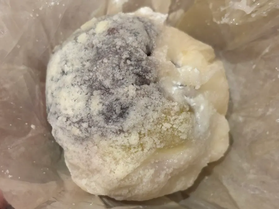 Mochi carried around in Hwangridan-gil