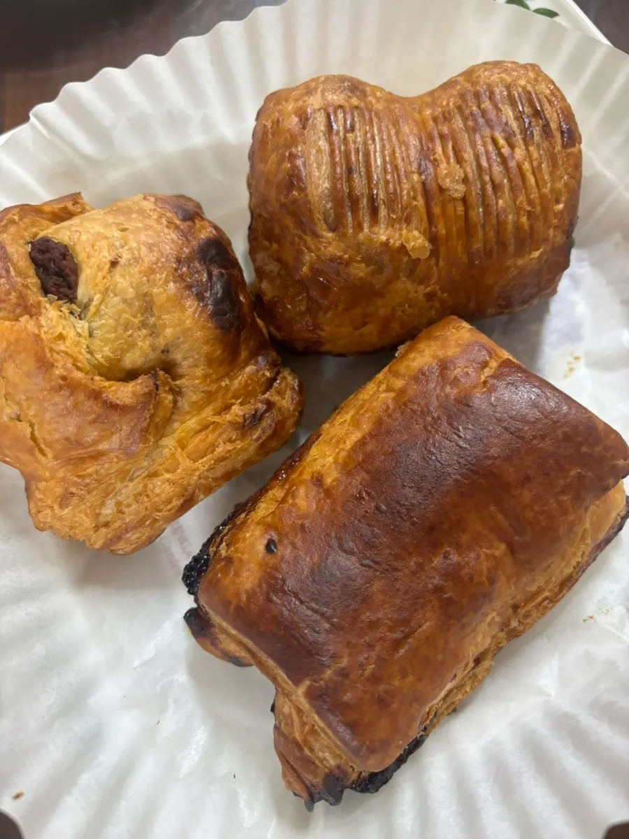 데우지 않고 바로 맛본 사과파이 한입 단면