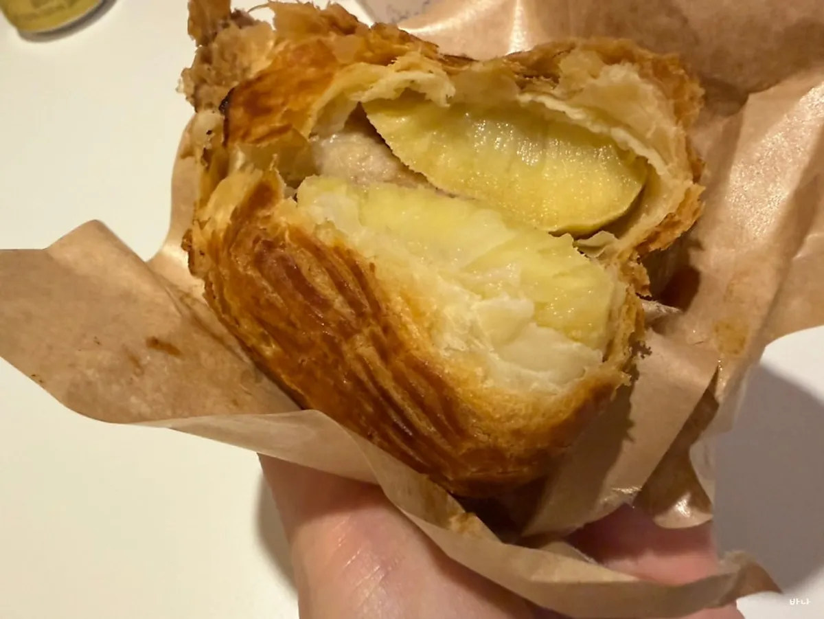 Corte a la mitad del Tokyo Pie mostrando la manzana entera