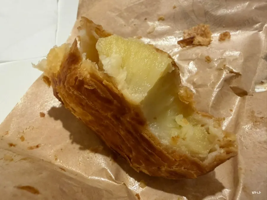 Corte del pie mostrando la manzana crujiente y la masa crocante