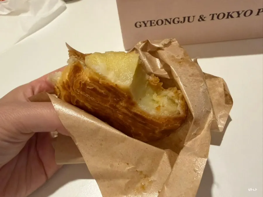 Pie de manzana comido como picoteo nocturno en el alojamiento