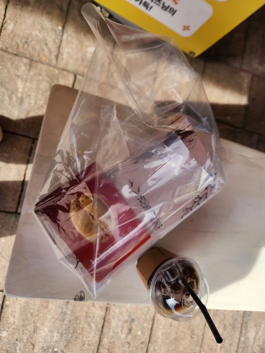 Packaged box of Gyeongju Tokyo Pie's 6-piece set