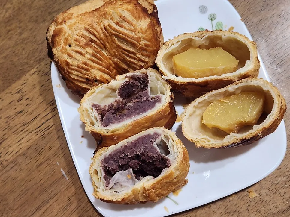 Cross-section of an apple pie cut in half
