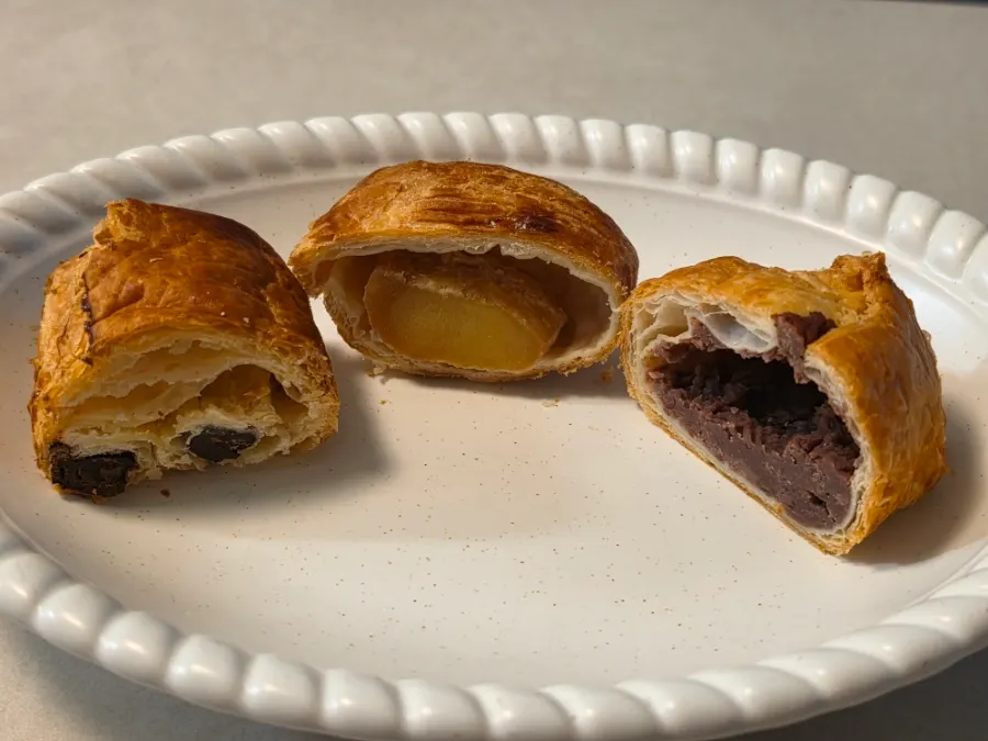 Cross-section of an apple pie cut in half