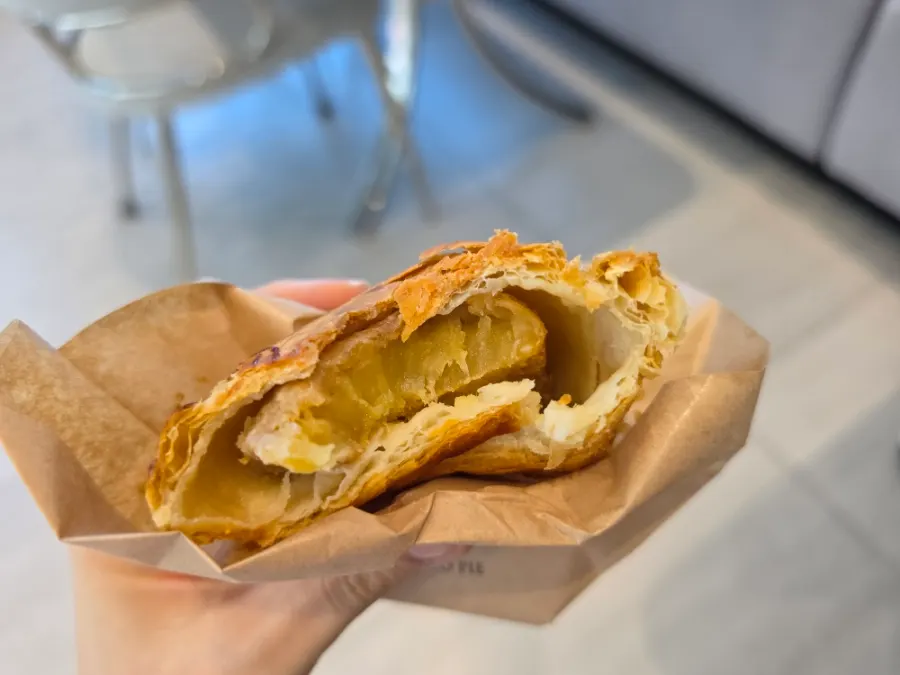 Apple pie on a plate with apple slices