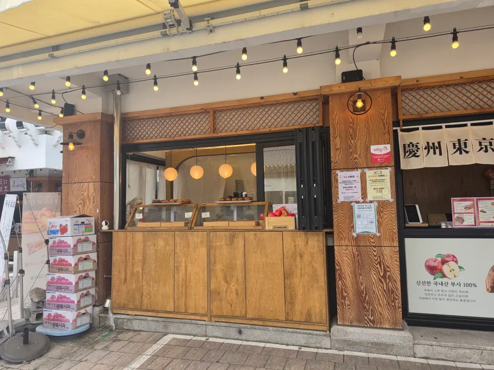 Display area of the takeout dessert shop