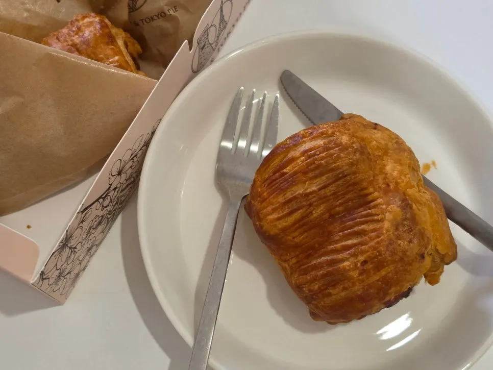 Gyeongju Tokyo Pie's signature apple pie