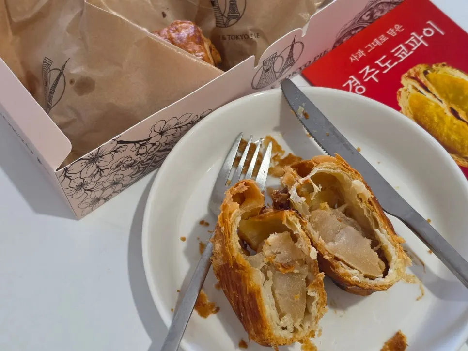 Cross-section of the pie showing whole apple pieces