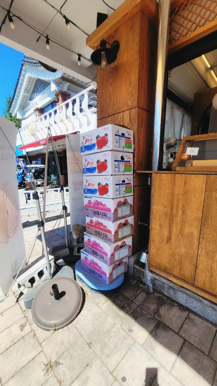 Boxes of domestic Gyeongbuk Bu-sa apples stacked in front of the store