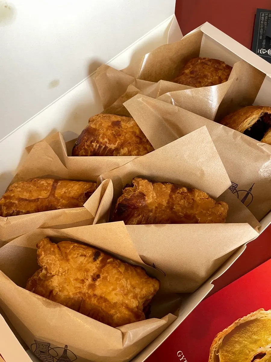Box opened to reveal 6 pies inside