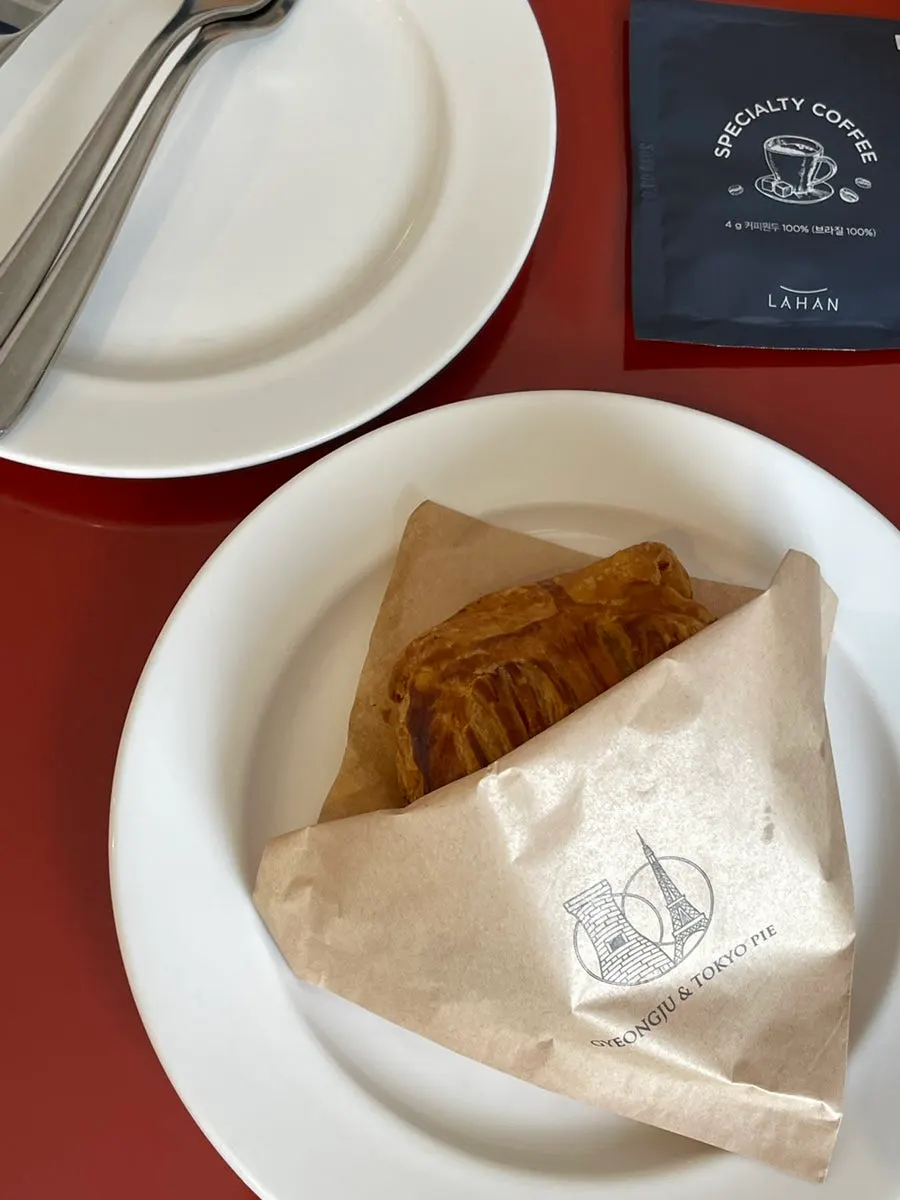 Individually wrapped apple pies from Gyeongju Tokyo Pie