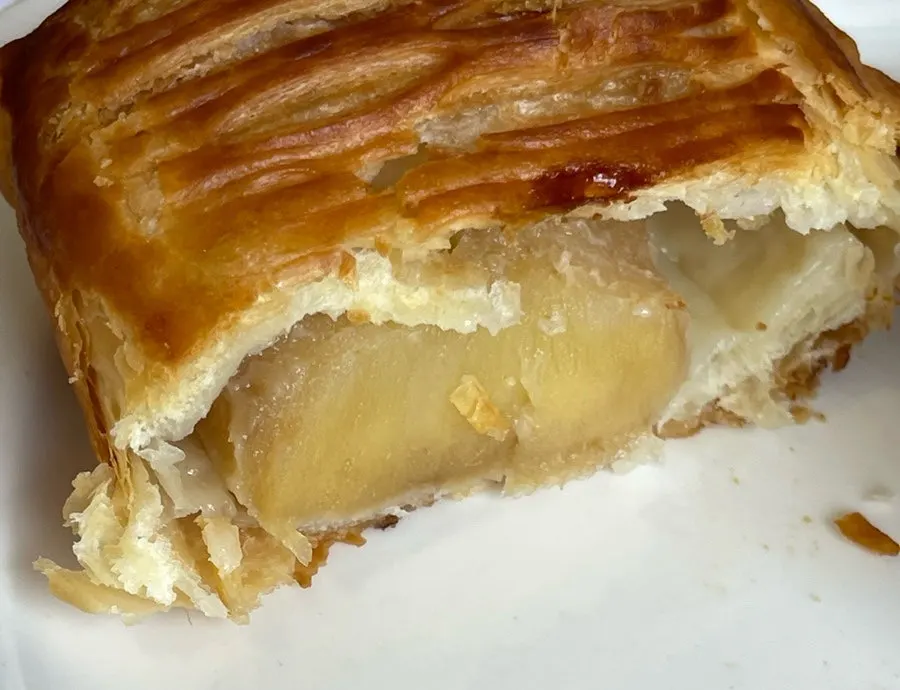 Cross-section of the pie showing apple flesh with no syrup