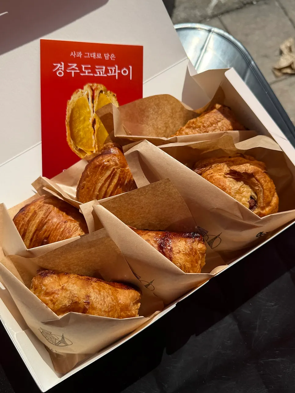 우유와 함께 놓인 도쿄 쇼콜라 파이