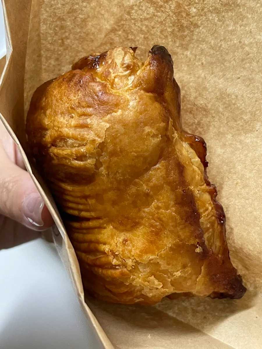 바삭한 코팅이 올라간 경주도쿄파이 표면