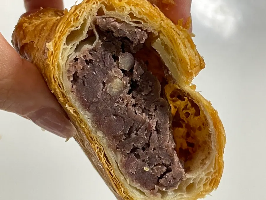 겹겹이 쌓인 앙꼬파이 페이스트리 결