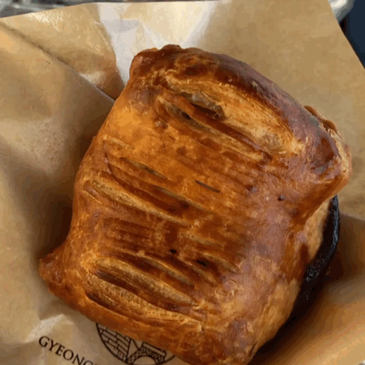 Cross-section of the Gyeongju Tokyo Pie apple pie cut in half