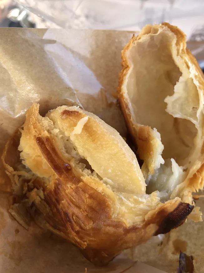 Gyeongju Tokyo Pie's apple pie paired with coffee