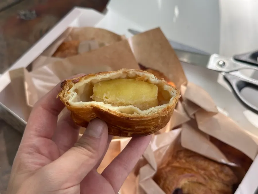 접시에 올린 경주도쿄파이 파이