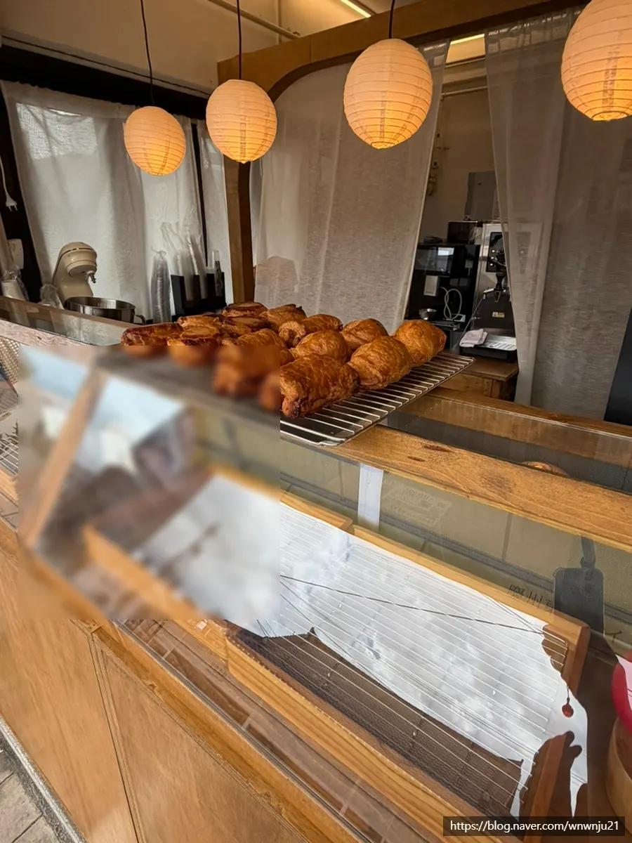 Storefront of Gyeongju Tokyo Pie and the surrounding street