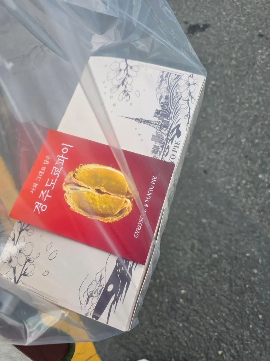 갓 나온 사과파이를 담는 경주도쿄파이 매장 모습