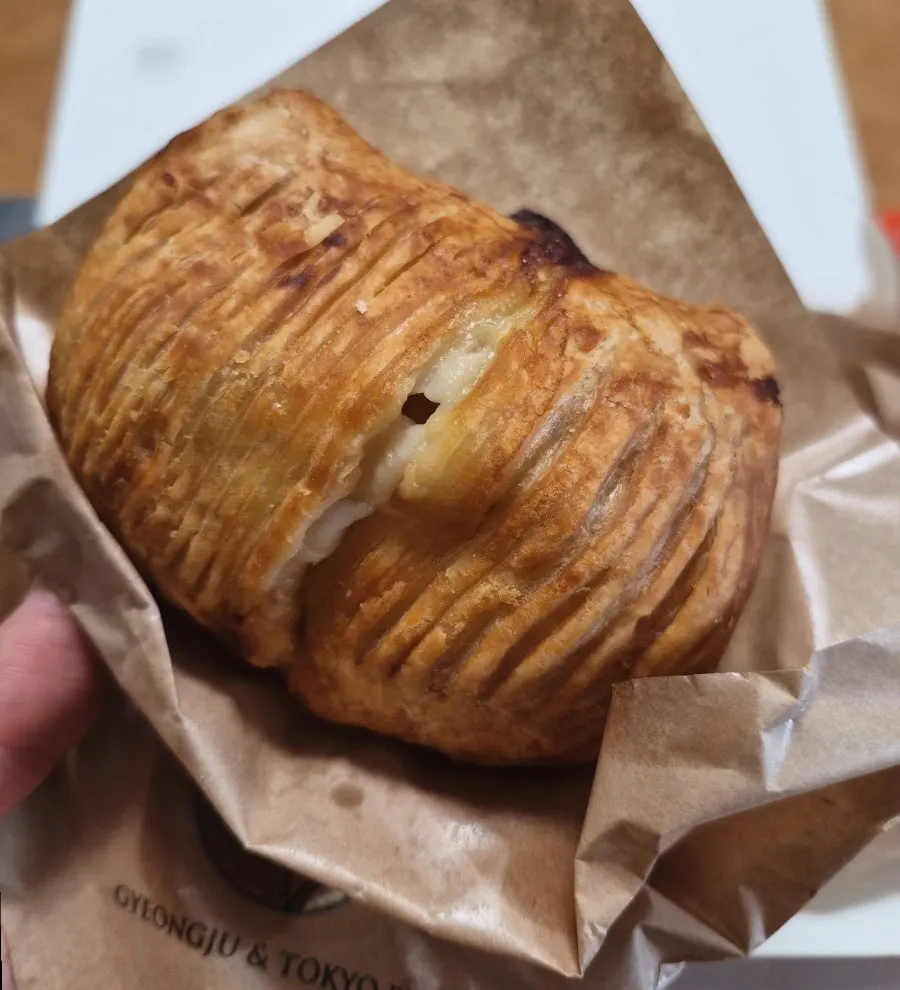 Cross-section of Gyeongju Tokyo Pie's apple pie cut in half