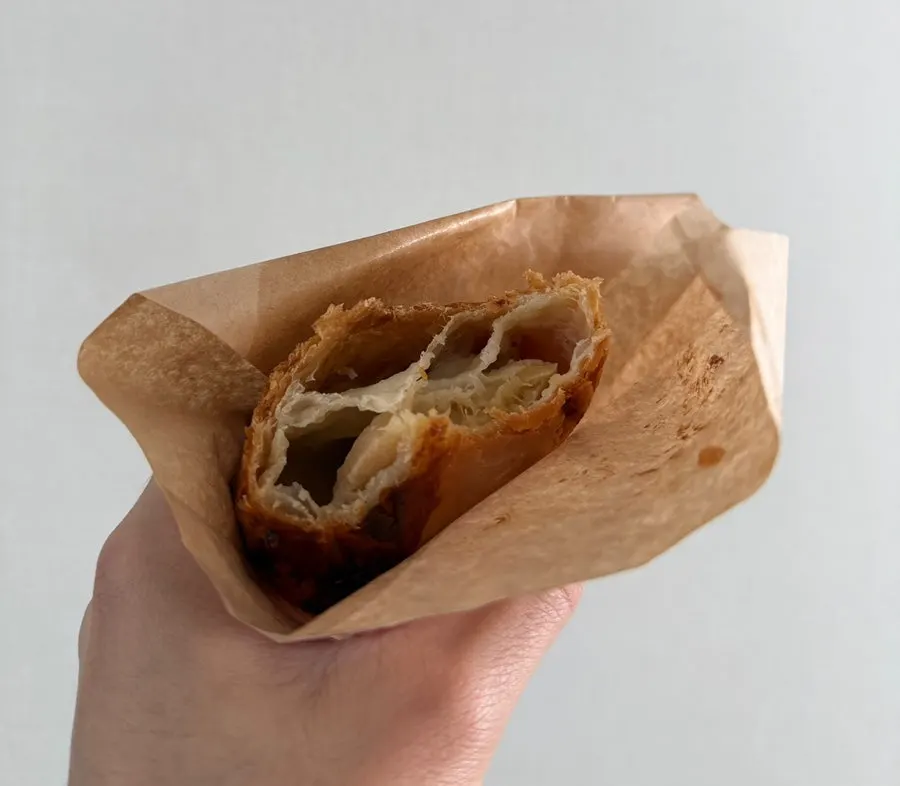 반으로 자른 사과 파이 단면
