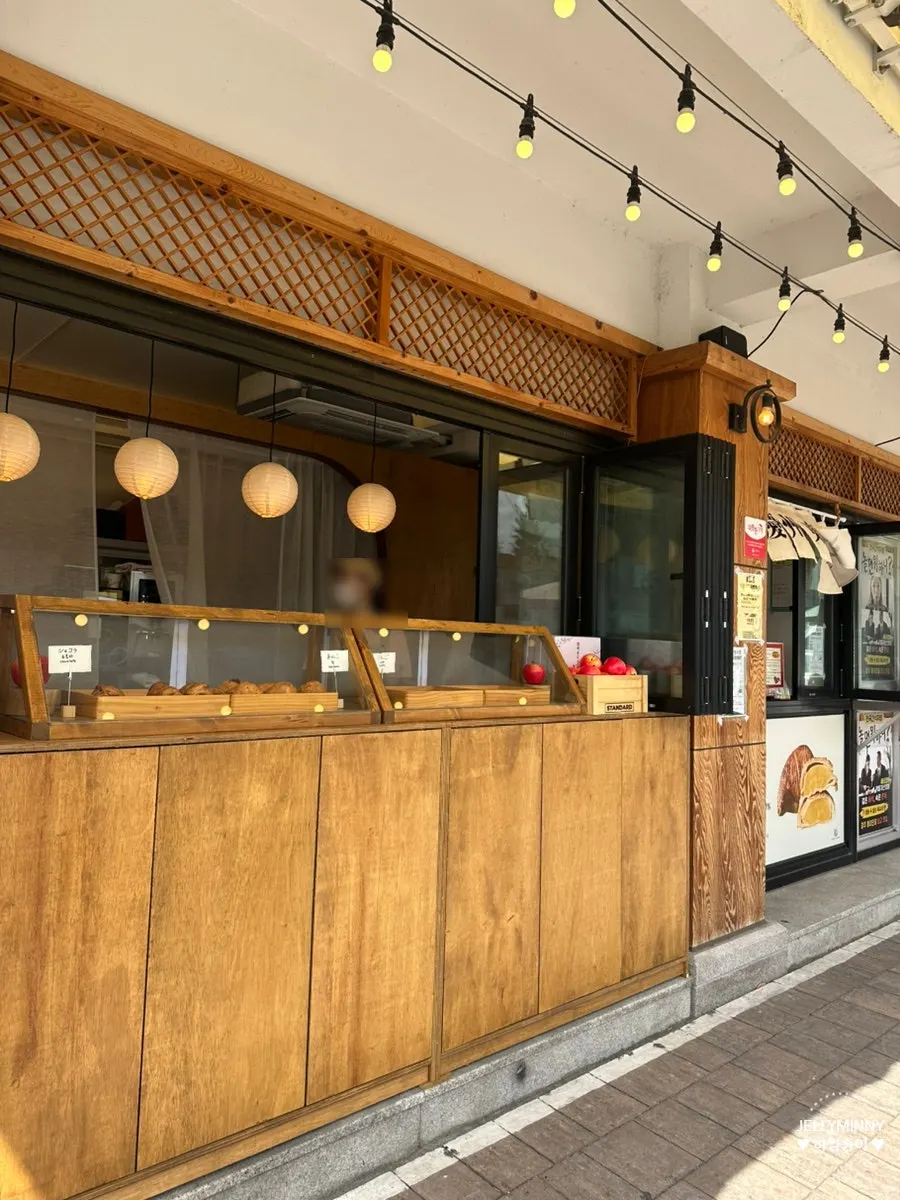 2차 굽기 직전 얼마 남지 않은 파이 진열대