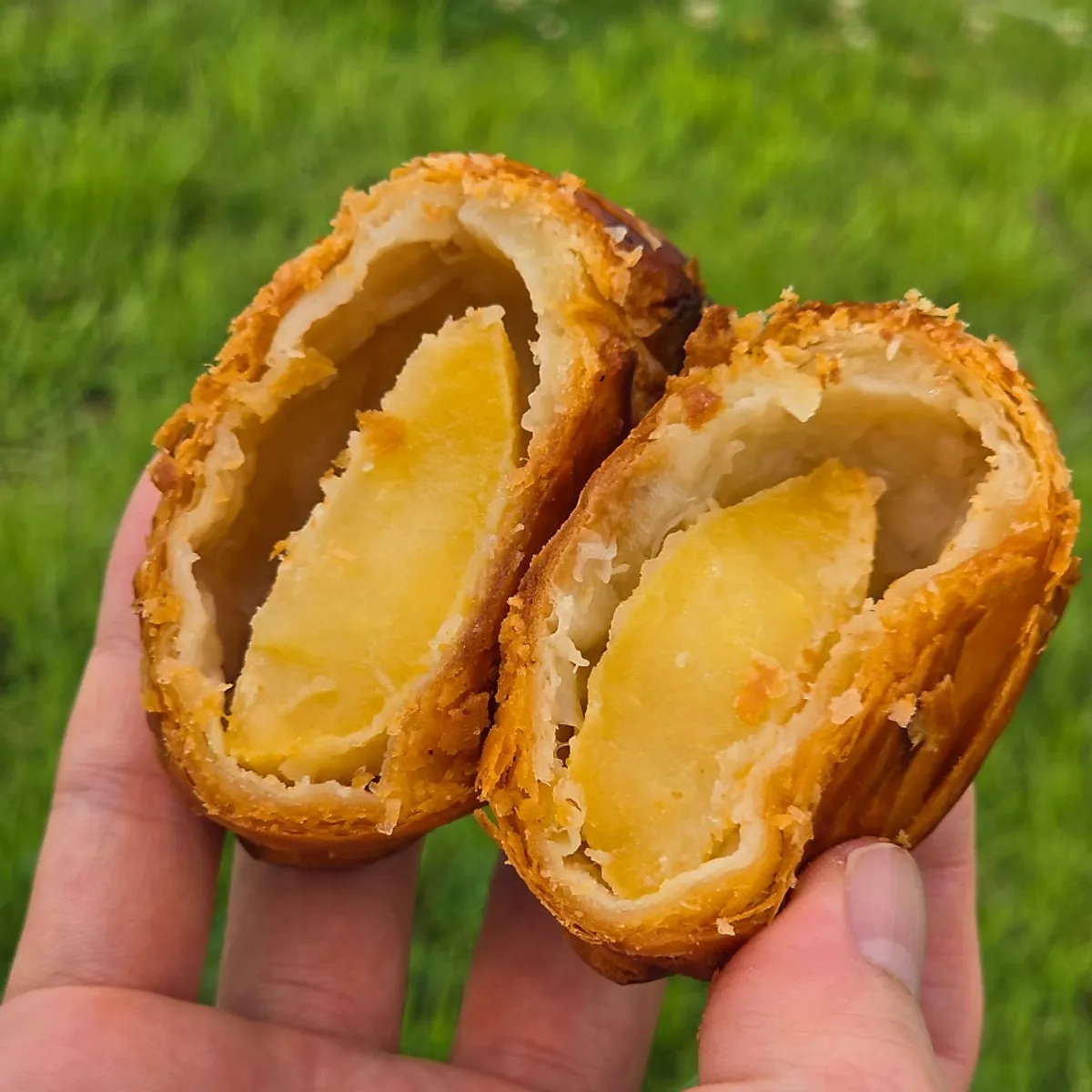 Gyeongju Tokyo Pie apple pie with a whole apple inside