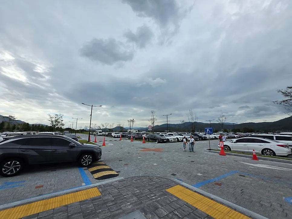 View of the free Hwangnidan-gil Public Parking Lot