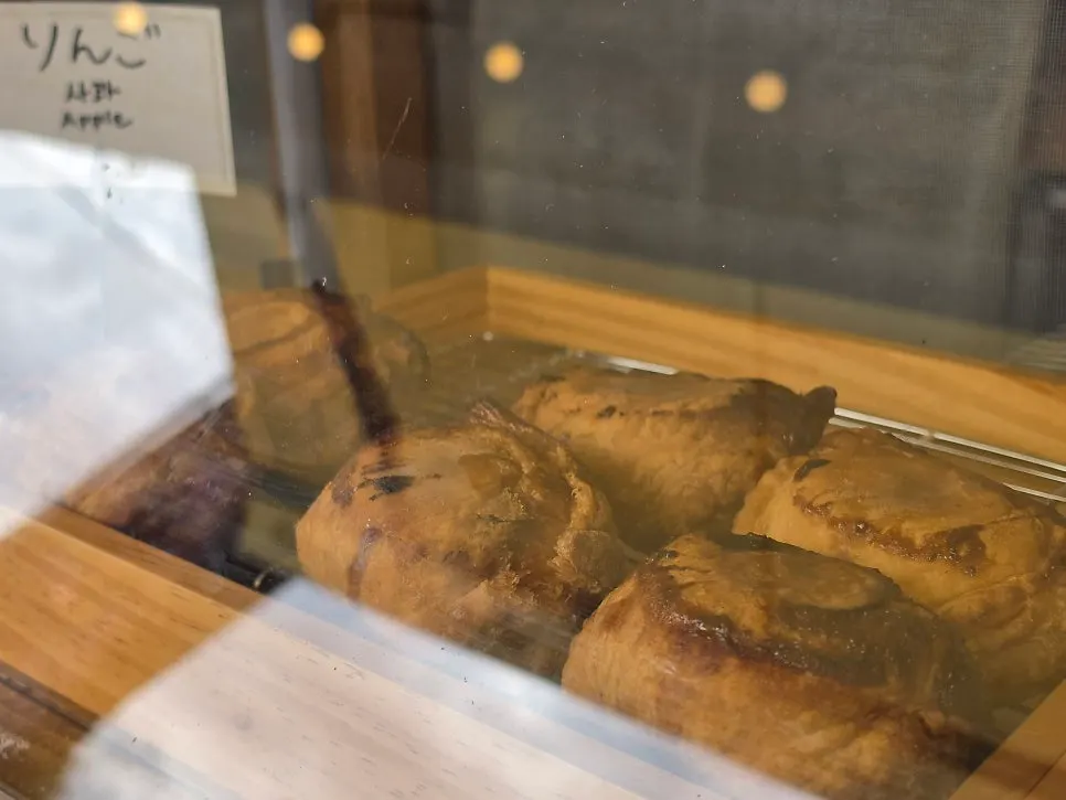 Interior and display case of Gyeongju Tokyo Pie