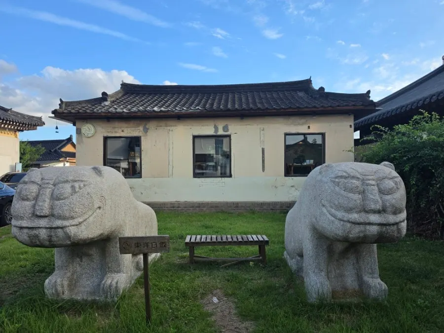 Dongyang Baekban in a Hwangridan-gil alley
