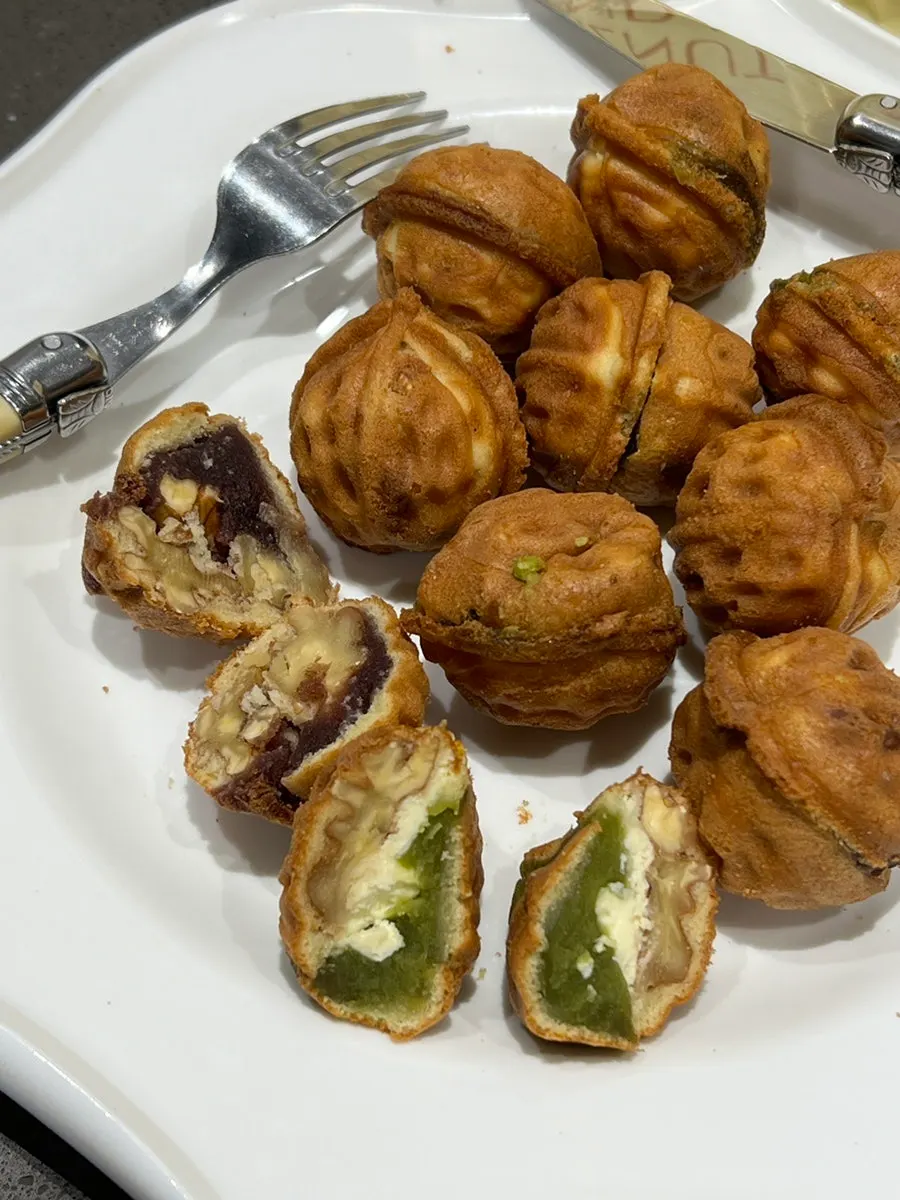 Rice walnut pastries with whole walnuts