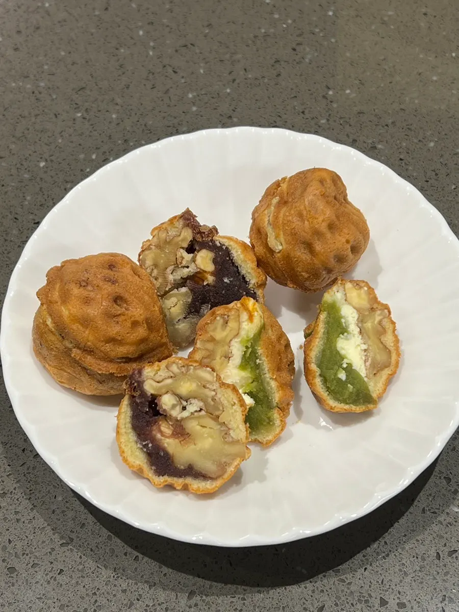 Rice walnut pastries with whole walnuts