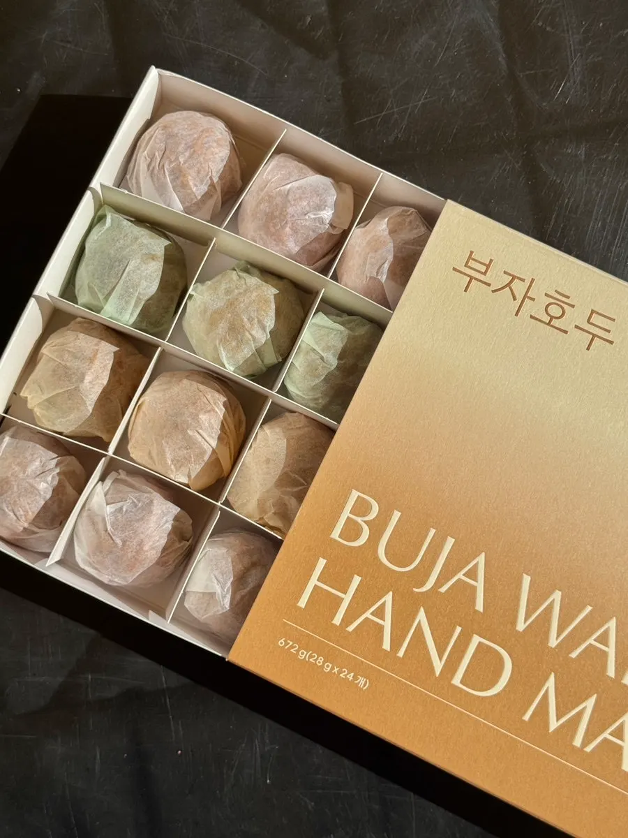Introduction to Buja Hodu walnut pastries on Gyeongju’s Hwangridan-gil