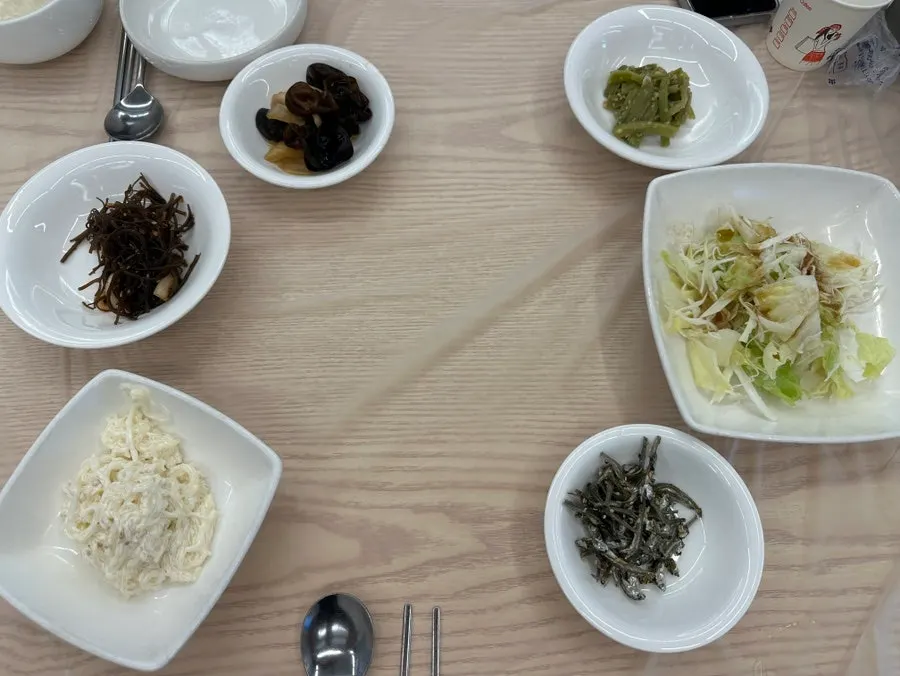 기본으로 차려진 밑반찬 한 상