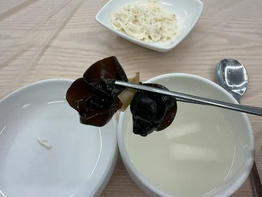 상에 차려진 반찬들