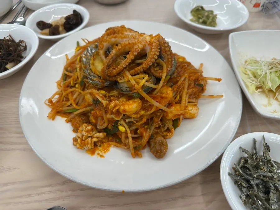 전복 4개와 낙지가 올라간 전복해물찜 소