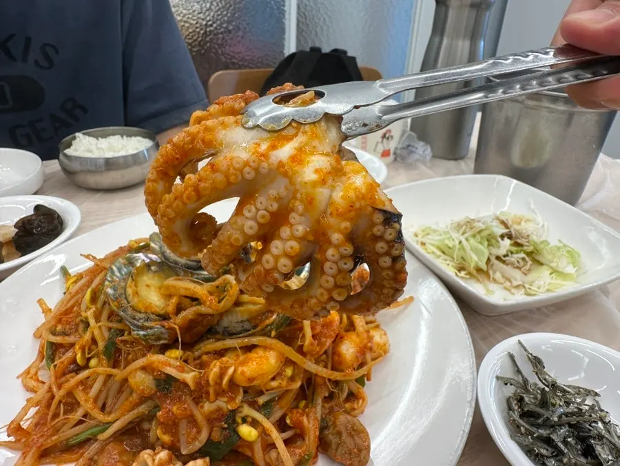해물찜 위 토실한 낙지