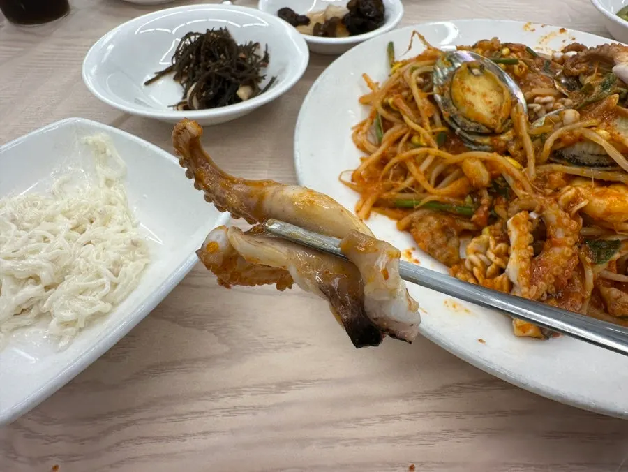 콩나물과 함께 집은 낙지