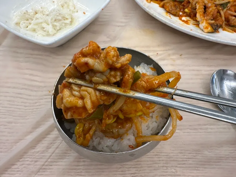 흰쌀밥 위에 올린 이리와 콩나물