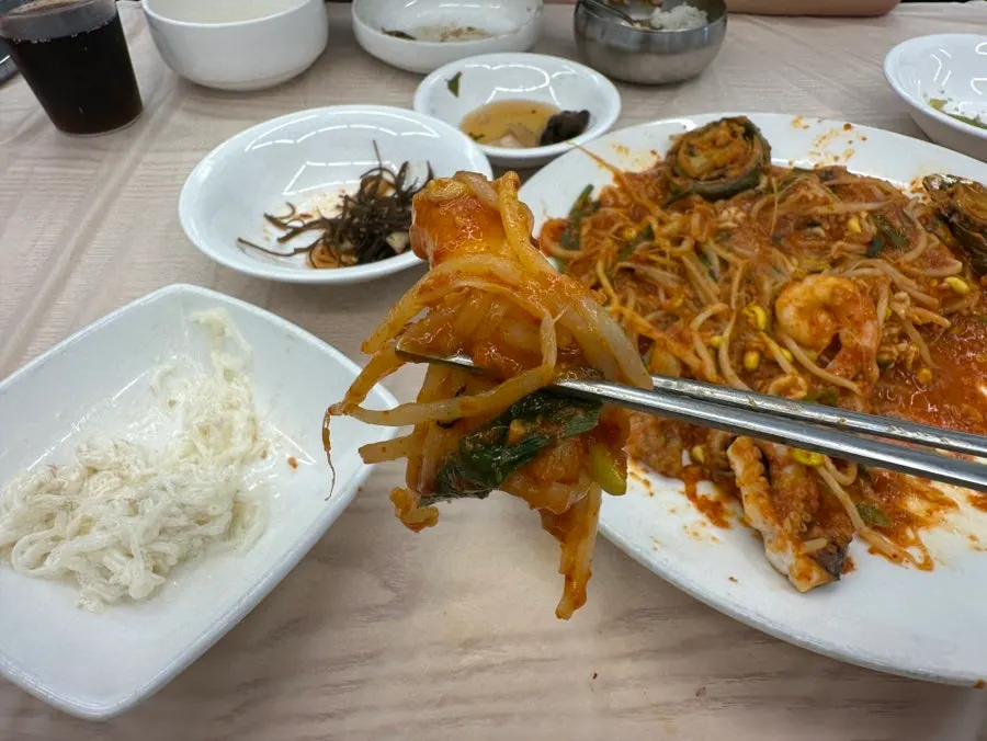 밥과 함께 먹는 해물찜 한 술