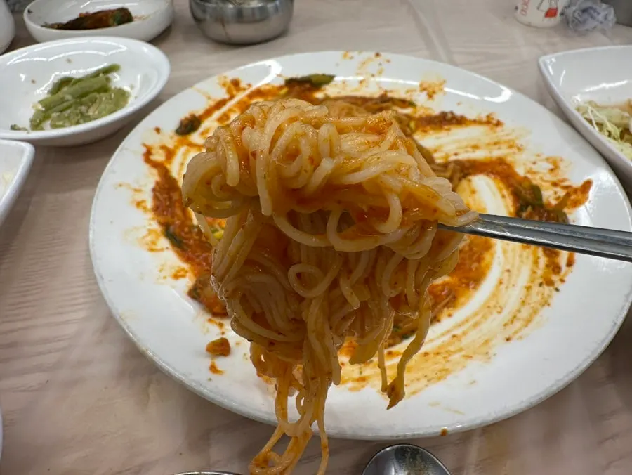 식사를 마친 전복해물찜 상차림