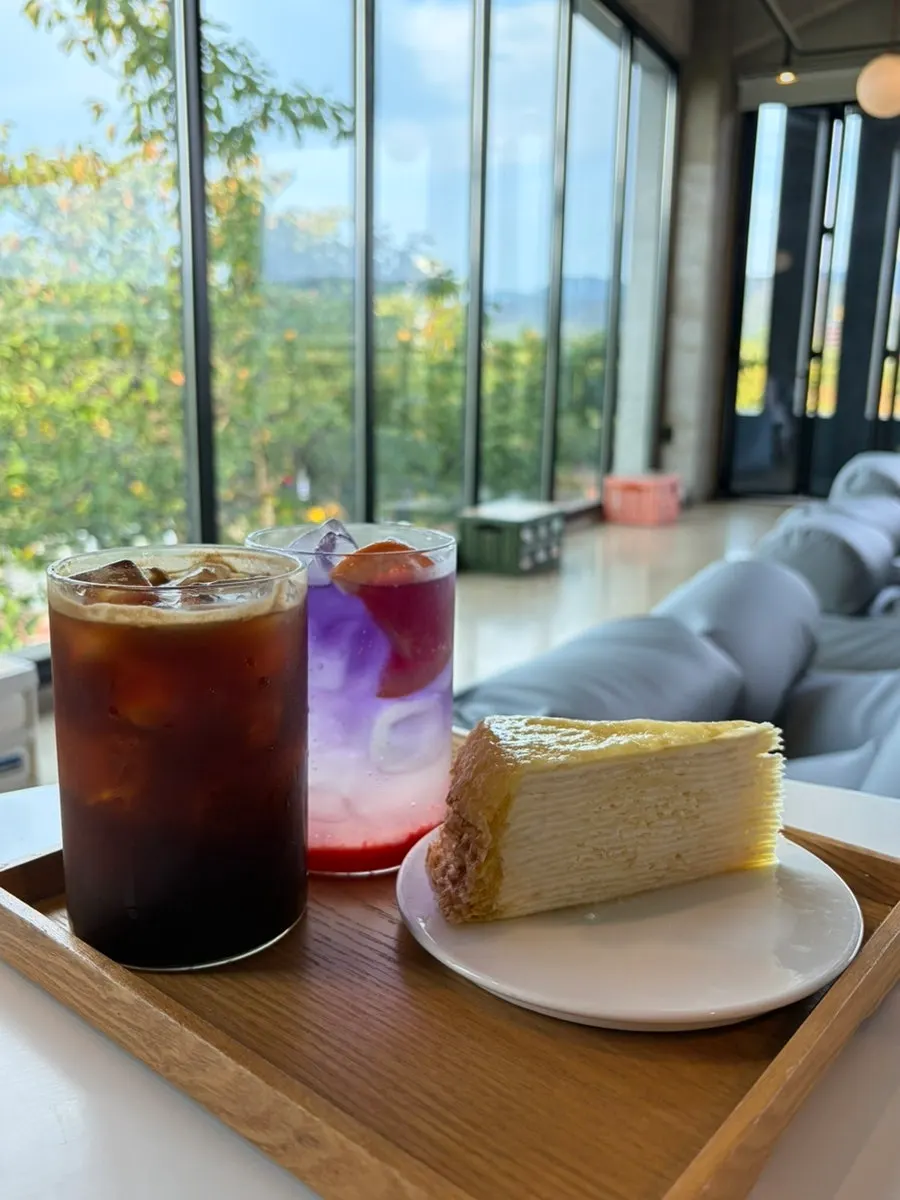 Neatly organized self-serve bar at café Yard